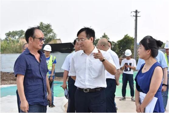 鐘書記走訪國際醫(yī)學(xué)項目現(xiàn)場，冒酷暑、送服務(wù)、解難題