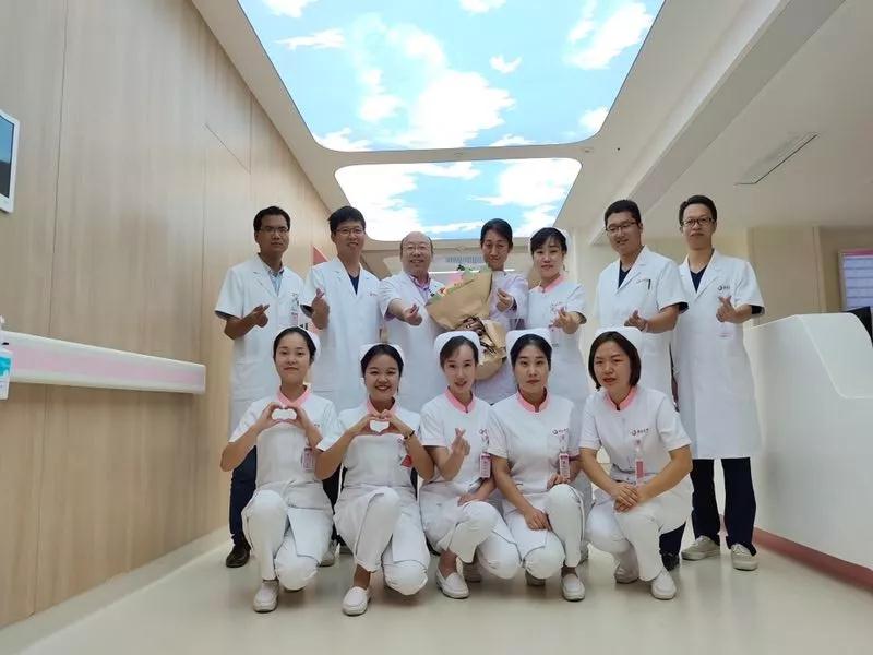 這個(gè)國(guó)慶，西安國(guó)際醫(yī)學(xué)中心人用守護(hù)向祖國(guó)深情表白