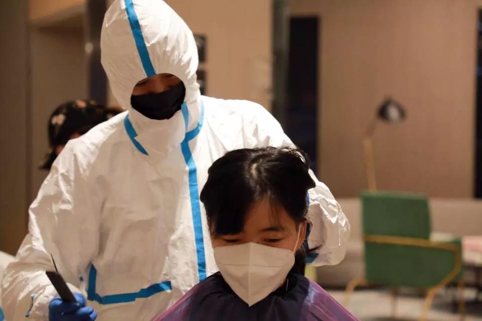 100多位赴武漢醫(yī)療隊(duì)女隊(duì)員“削”掉秀發(fā) ——武漢市委秘書長說，疫情過去一定為你們請功！