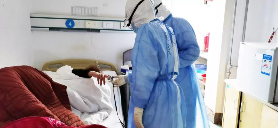 贊！醫(yī)護(hù)人員用方言為患者加油打氣