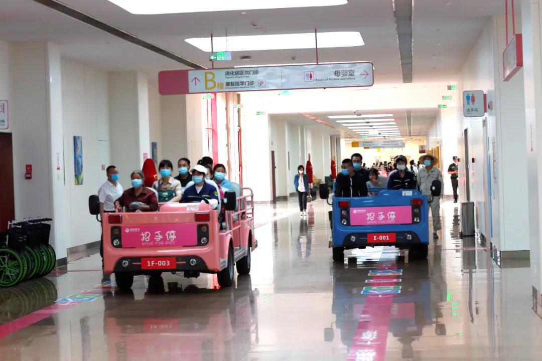 曖心“招手?！背蔀獒t(yī)院一道亮麗的風(fēng)景線