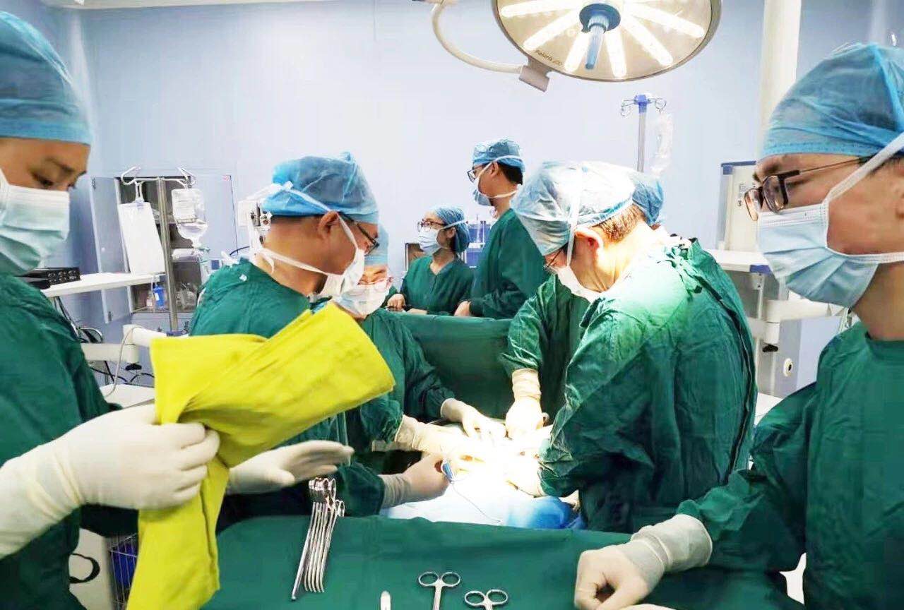 用愛創(chuàng)造生命奇跡——消化病醫(yī)院成功實施腹腔鏡輔助下直腸癌根治術+結(jié)腸造瘺術