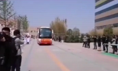 西安國際醫(yī)學(xué)330名醫(yī)療隊(duì)員解除隔離和親人相擁