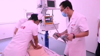 快來(lái)人！邁克需要搶救！