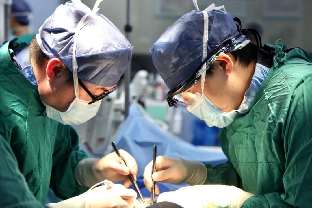 又一次突破！心外團(tuán)隊(duì)完成國(guó)內(nèi)首例“經(jīng)股TAVR+TEVAR”