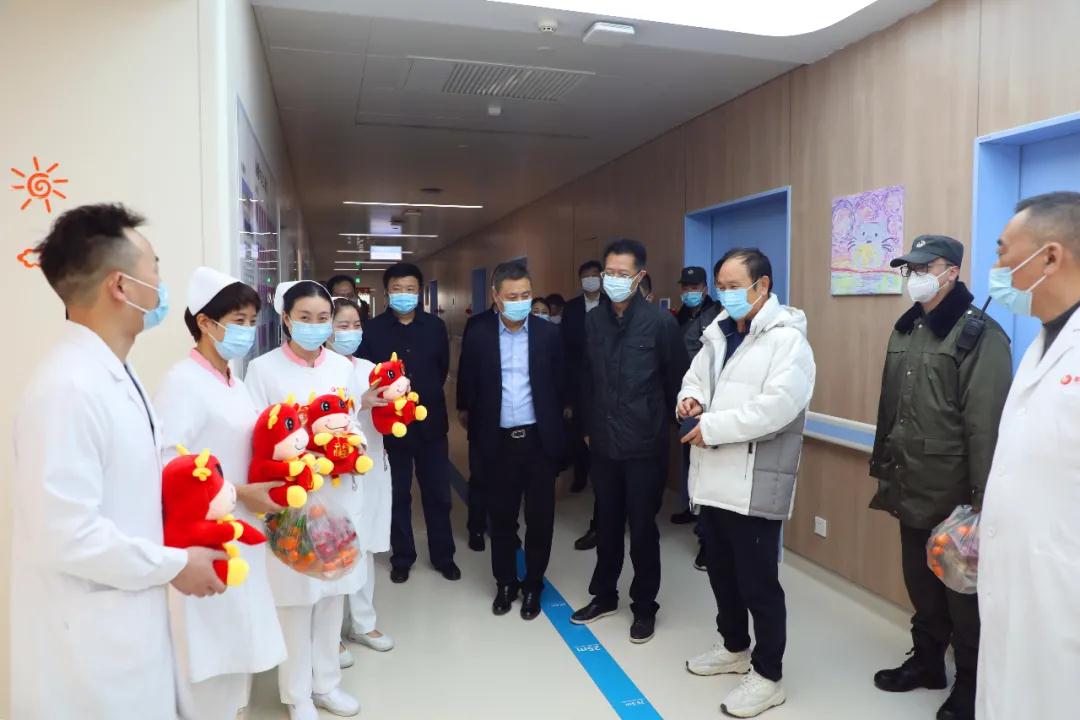 真溫暖！這家醫(yī)院除夕送餃子送祝?！瓏?guó)際醫(yī)學(xué)集團(tuán)及醫(yī)院領(lǐng)導(dǎo)一行慰問(wèn)堅(jiān)守“醫(yī)”線醫(yī)護(hù)人員及住院患者
