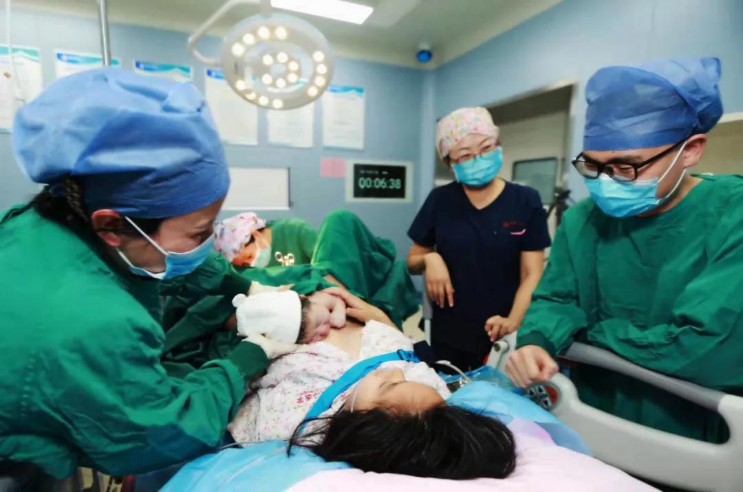 陽(yáng)光網(wǎng)—迎新春，西安國(guó)際醫(yī)學(xué)中心醫(yī)院第一個(gè)“金牛寶寶”來(lái)啦！