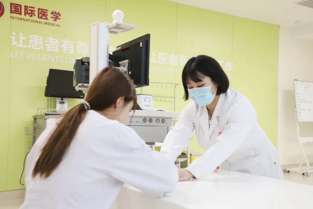 出院手續(xù)床前辦理，「移動(dòng)結(jié)算車」便民又惠民！