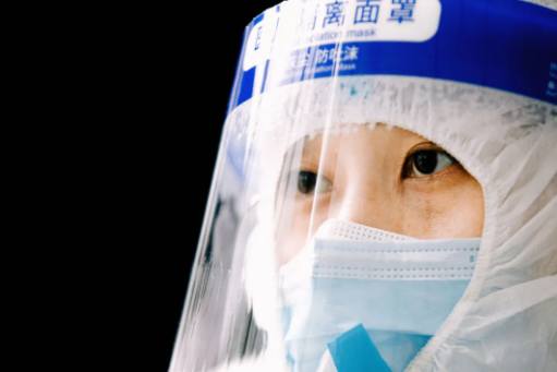 你穿防護服的樣子，真好看！