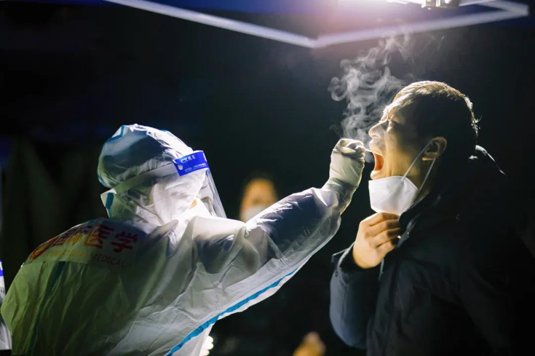 270 萬+！凍紅的手、蹲下的背影，看哭了......