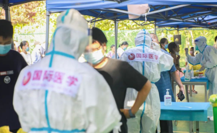 泡白的雙手，濕透的衣服，高溫天氣下的這些“大白”讓人心疼