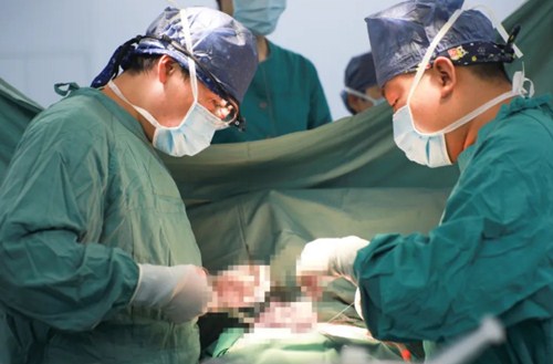 復(fù)診首日，市民排隊(duì)掃碼，有序就診……