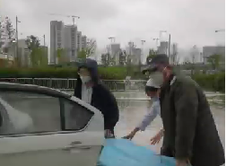 大雨天突遇車禍，從安保到醫(yī)護人員接力營救