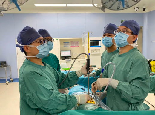 持續(xù)胸悶氣短......檢查后，醫(yī)生為他抽出2300毫升肺部積血