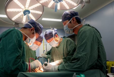 4小時的手術(shù)，消外一科從七旬患者體內(nèi)取出哈密瓜大小的腫瘤