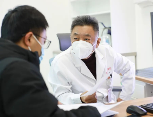 他們日夜堅守，為患者照亮就診之路