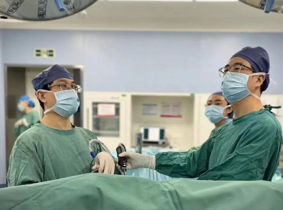 一劈為二！這臺微創(chuàng)手術為他清除了“不速之客”