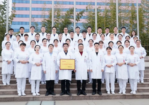 “醫(yī)”心筑夢 胸有成“術(shù)”——記西安國際醫(yī)學中心醫(yī)院胸外科