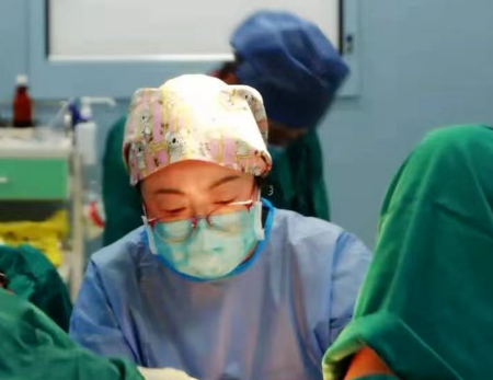 甘肅孕婦星夜兼程400公里，醫(yī)生連夜“環(huán)扎”保胎兒