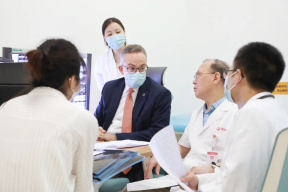 門(mén)診、查房、學(xué)術(shù)交流……全美排名第一的妙佑醫(yī)療國(guó)際專(zhuān)家團(tuán)隊(duì)參與“首屆國(guó)際醫(yī)學(xué)高峰論壇”國(guó)際診療日活動(dòng)