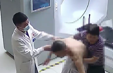 驚險(xiǎn)！患者險(xiǎn)些跌倒，醫(yī)生跳過(guò)治療床扶患者