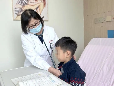 支原體肺炎來(lái)了！住院扎堆，學(xué)習(xí)桌搬到病房，孩子邊寫(xiě)作業(yè)邊打點(diǎn)滴