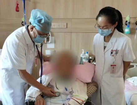 多次渡過險關，身患重疾的92歲老人在醫(yī)院度過了四個不平凡的生日