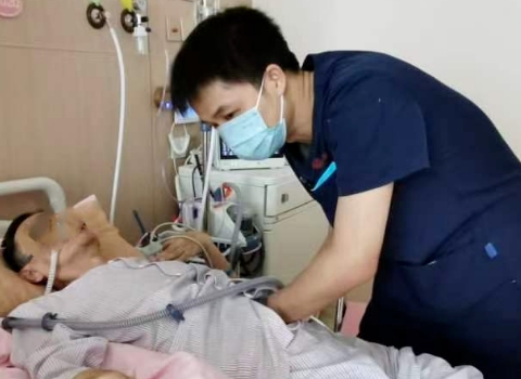 從呼吸困難到放聲歌唱，年近古稀的他用2個多月實現了……