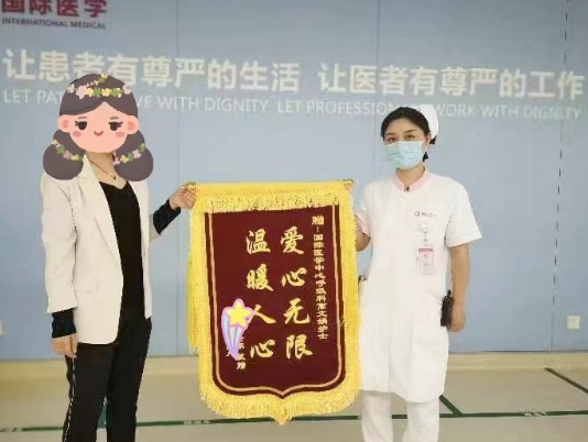 點(diǎn)贊正能量！95后護(hù)士救下走失老人 暖心一扶顯大愛