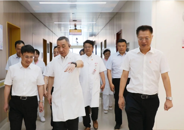 醫(yī)師節(jié)快樂(lè)！西北大學(xué)校長(zhǎng)孫慶偉一行來(lái)院慰問(wèn)