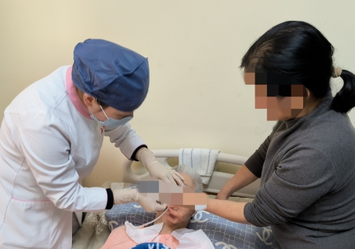 一鍵預(yù)約，專業(yè)到家——西安國際醫(yī)學(xué)中心醫(yī)院“互聯(lián)網(wǎng)+護理上門服務(wù)”為失能老人解憂，讓家屬安心工作