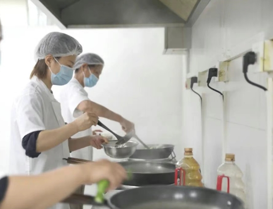 灶火燃起時，醫(yī)院飄出“家的味道”