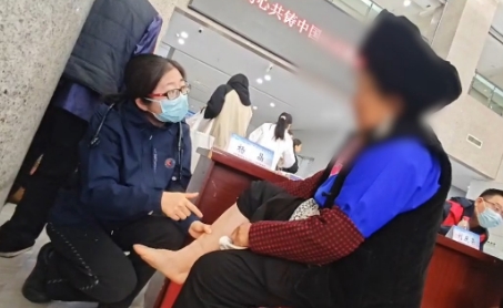 跨越千里 她為川藏貧困地區(qū)群眾帶去“心”希望