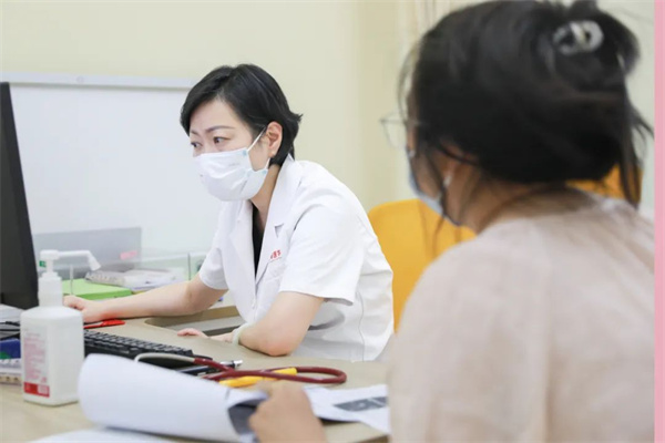 生長發(fā)育、視力矯治、泌尿外科……暑假未到，兒科門診已排起長隊(duì)