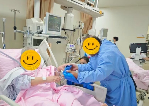 重癥病房里的“爺孫情”：沒(méi)有血緣，卻有生命之交